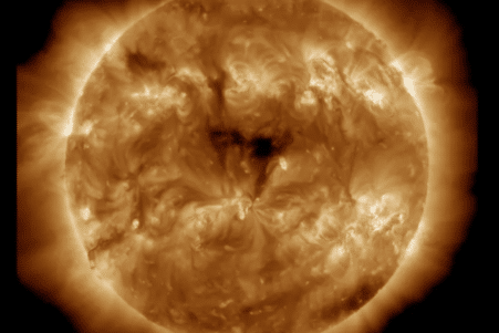 trou coronal geant soleil tempete solaire couv