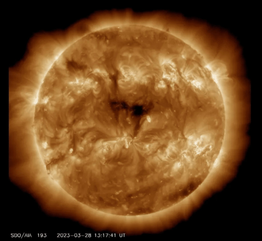 trou coronal geant soleil tempete solaire couv