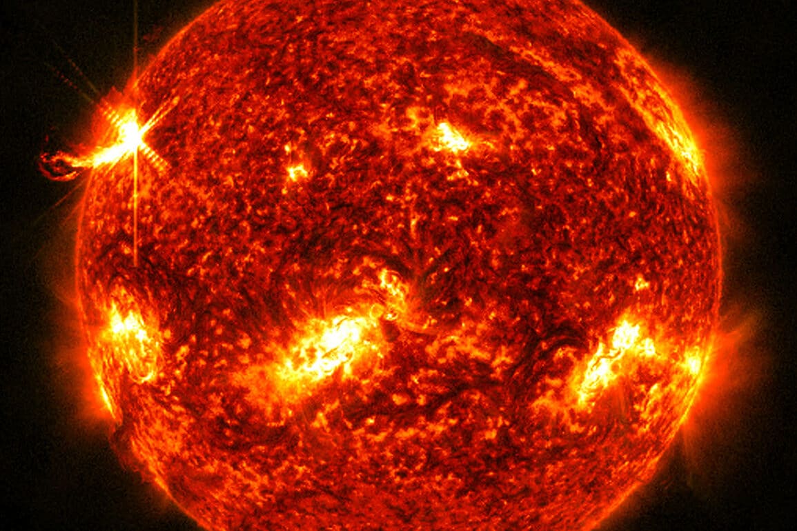 Вспышки на солнце ноябрь. Пятна на солнце. Solar Flare. Polar плазма. Самая мощная в текущем цикле активности вспышка произошла на солнце.