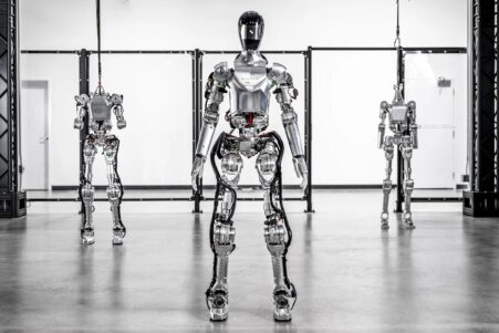 robot figure reproduit taches humaines en apprenant couv
