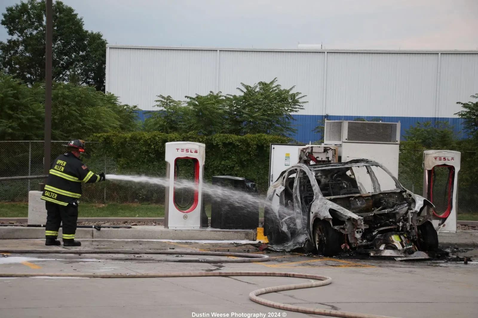 tesla prend feu station superchargeurs sheetz etats unis pompier