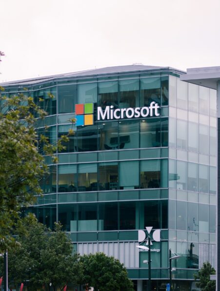 Microsoft enregistre des dépenses colossales en IA