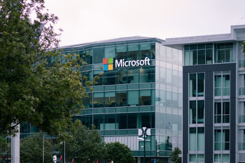 Microsoft enregistre des dépenses colossales en IA
