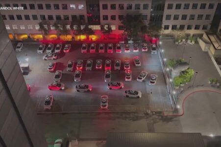 San Francisco des voitures autonomes de Google Waymo klaxonnent la nuit et se disputent les places de parking