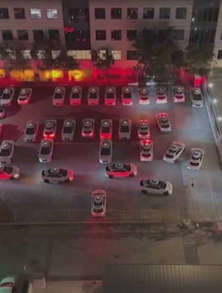 San Francisco des voitures autonomes de Google Waymo klaxonnent la nuit et se disputent les places de parking