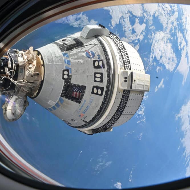 starliner boeing spaceX capsule