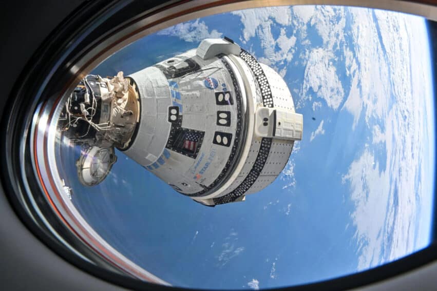 starliner boeing spaceX capsule