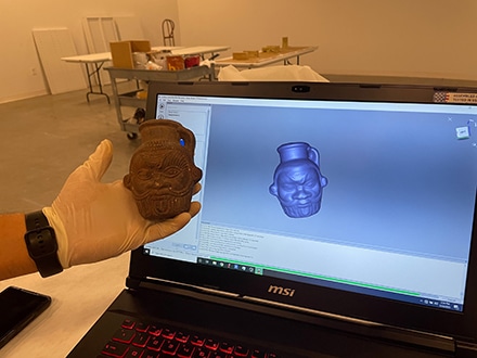 La tasse Bes originale et sa version en 3D créée par l'équipe de Tanasi et l'USF Institute for Digital Exploration.