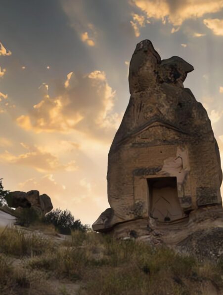 Un archéologue déchiffre les inscriptions sur un monument turc vieux de 2600 ans