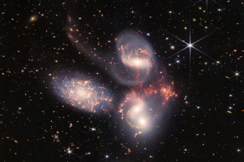 millions galaxies gravite einstein