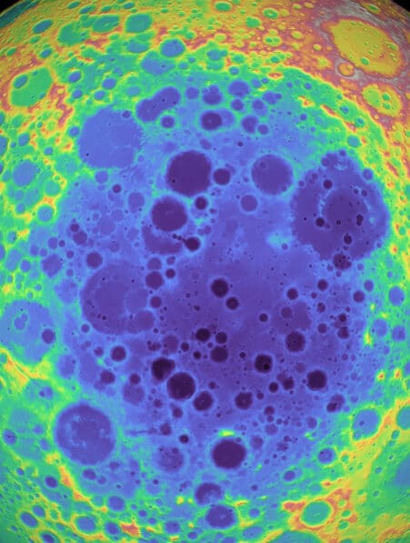 grand cratere lune profond