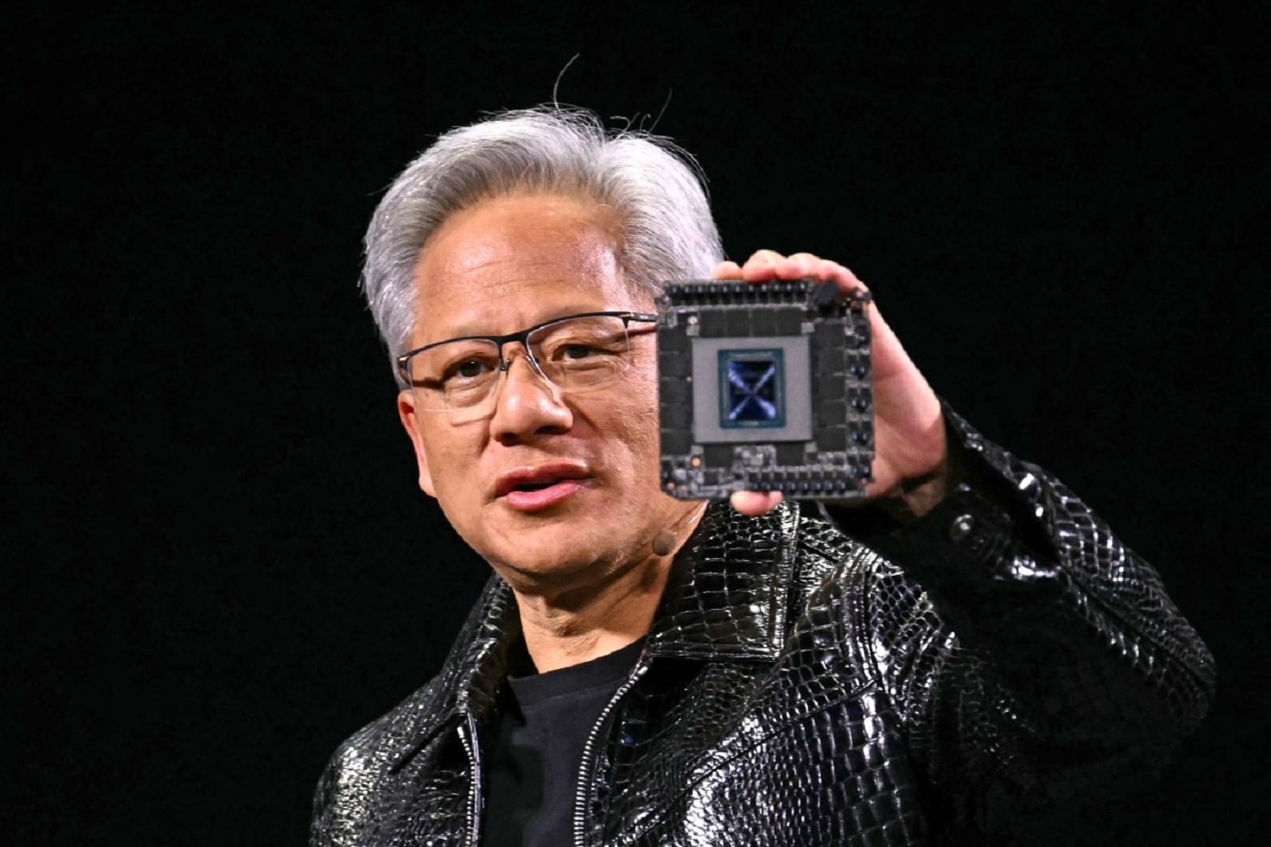 Les puces IA de Nvidia surpassent les prédictions de la loi de Moore, selon le PDG