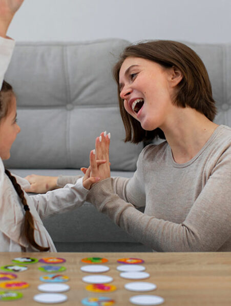 &Eacute;ducatrices et neuroscientifiques sont d&rsquo;accord le meilleur apprentissage se fait sans r&egrave;gles ni jouets