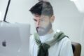 Un homme attend le résultat d’un jeu