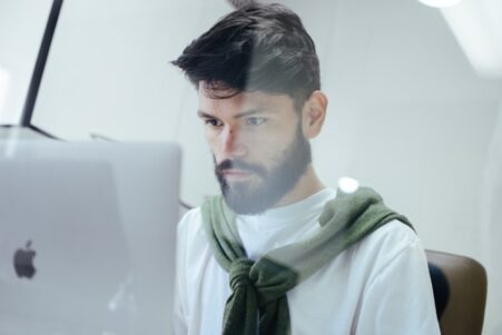 Un homme attend le résultat d’un jeu