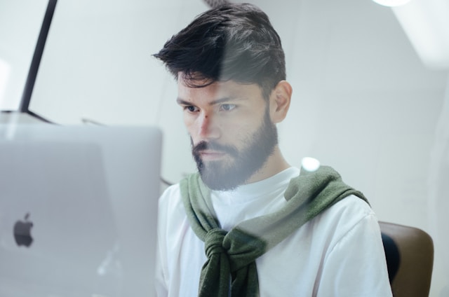https://unsplash.com/photos/man-facing-macbook-pro-Rc-4YdHRrOs