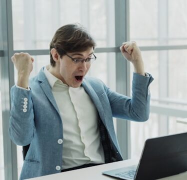 Un homme est ravi de gagner au jeu d'argent