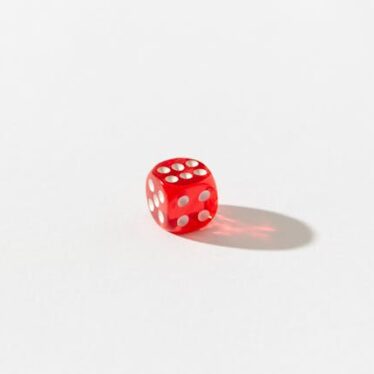 Des dés symbolisant le hasard dans les casinos en ligne