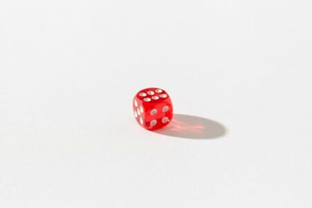Des dés symbolisant le hasard dans les casinos en ligne