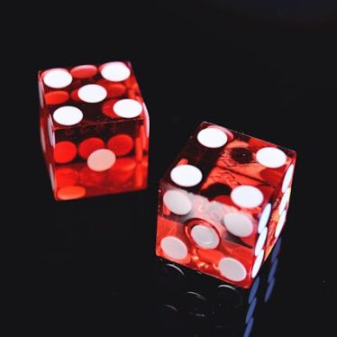 Deux dés symbolisant le risque dans les jeux d’argent.