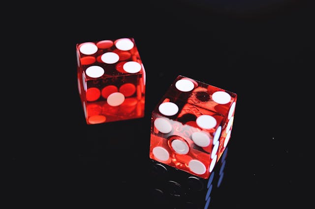 Deux dés symbolisant le risque dans les jeux d’argent.
