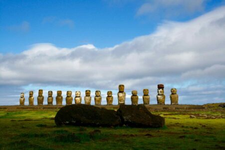 statues ile paques marche
