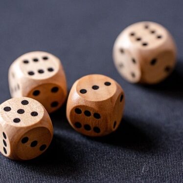 Des d&eacute;s sur une table de casino